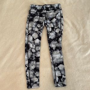 Athleta black and white abstract floral legging